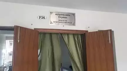 భూపాలపల్లి: వీల్ చైర్ లో విధులకు హాజరవుతున్న జిల్లా వ్యవసాయ శాఖ అధికారి