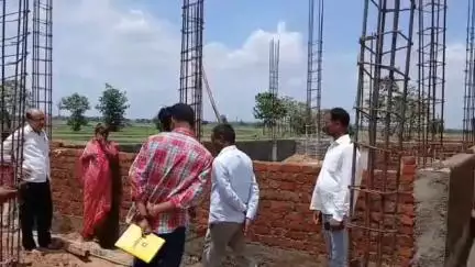 బోధన్: నవిపేటలో ఇందిరమ్మ ఇంటి నిర్మాణం పరిశీలించిన రాష్ట్ర ఉర్దూ అకాడమీ చైర్మన్ తహర్బిన్ హమ్దాన్
