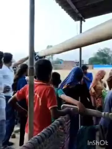 एत्मादपुर: पुरा गोवर्धन के पास चारे के खेत में बोर में मिला किशोर का शव, परिजनों ने हत्या कर शव फेंकने का लगाया आरोप