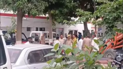 गौरीगंज: गौरीगंज कोतवाली क्षेत्र के माधोपुर वार्ड में बेशकीमती जमीन से कब्जा हटाने गई राजस्व टीम पर दबंगों ने किया हमला
