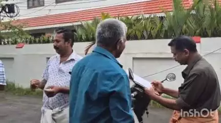 കൊച്ചി: അധികാരികളേ, കുമ്പളങ്ങി പഞ്ചായത്തംഗങ്ങളേ കണ്ണ് തുറക്കൂ, നല്ലൊരു റോഡിനായി ഇവർ നെട്ടോട്ടത്തിലാണ് #localissue
