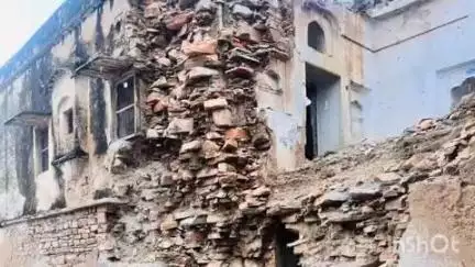 रूपनगर: रूपनगढ़ में वर्षों पुरानी छिपा के मोहल्ले स्थित जर्जर हवेली दे रही हादसे को न्योता, स्थानीय लोगों में भय का माहौल