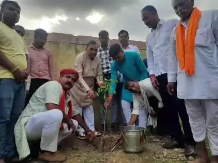 पचोर: मछुआ कल्याण बोर्ड के अध्यक्ष सीताराम बाथम पचोर पहुंचे, पौधारोपण कर केवट समाज से किया संवाद
