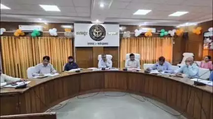 फर्रुखाबाद: DM की अध्यक्षता में फतेहगढ़ कलेक्ट्रेट सभागार में एक करोड़ से अधिक के कार्यों की समीक्षा बैठक आयोजित की गई