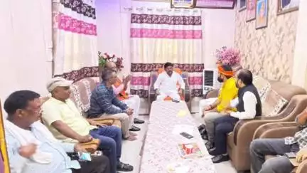 ओबरा: उत्तरप्रदेश समाज कल्याण राज्यमंत्री संजीव सिंह गोड़ ने कार्यालय पर जनता दरबार लगाया, सुनी समस्याएं