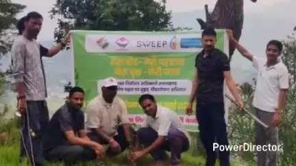 बागेश्वर: स्वीप टीम के तत्वावधान में 'मेरा वोट मेरी पहचान, मेरा वृक्ष मेरी जान' कार्यक्रम के तहत बूथ संख्या 91 में पौधरोपण किया गया