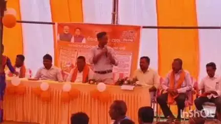 ଲାଞ୍ଜିଗଡ: ତଲଝାପି ପଞ୍ଚାୟତ ଠାରେ ଆୟୋଜିତ ବିକାଶ ବାହାନ ରଥର ସ୍ବାଗତ ସମାରୋହରେ ଯୋଗଦେଲେ ବିଡ଼ିଓ