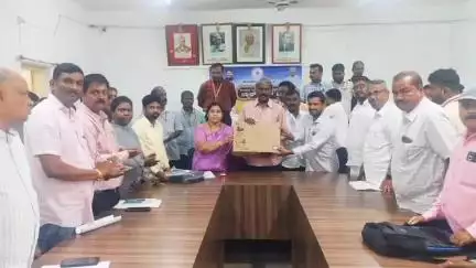 ಹೊಳಲ್ಕೆರೆ: ಪಟ್ಟಣದ ತಾಲ್ಲೂಕು ಕಚೇರಿಯಲ್ಲಿ ಗ್ರಾಮ ಆಡಳಿತಾಧಿಕಾರಿಗಳಿಗೆ ಲ್ಯಾಪ್‌ಟಾಪ್ ವಿತರಿಸಿದ ಶಾಸಕ ಎಂ ಚಂದ್ರಪ್ಪ