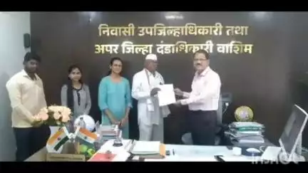 वाशिम: तुकाराम नवघरे यांना हृदय शस्त्रक्रियेसाठी मुख्यमंत्री सहायता निधीतून जिल्हाधिकारी कार्यालयात दिली १ लाखाची मदत
