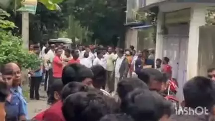 ক্যানিং ২: বেতবেরিয়া সংগ্রামীনগর বিদ্যাপীঠ হাই স্কুলের এক শিক্ষকের বিরুদ্ধে অভিযোগ তুলে বিক্ষোভ গ্রামবাসীদের