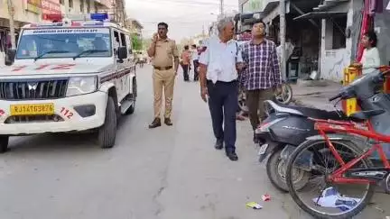 राजगढ़: राजगढ में बीच बाजार में वाहनों को खड़ा करने वालों की खैर नहीं, थानाधिकारी ने गश्त कर की कार्रवाई, सहयोग की अपील की