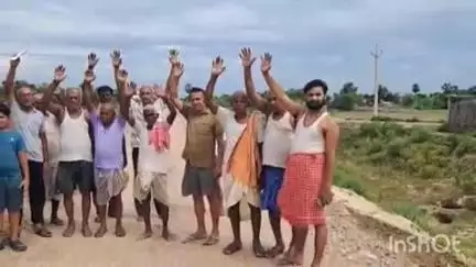 मधेपुर: पचही में कोसी पश्चिमी नहर पर ह्यूम पाइप कल्वर्ट की मांग को लेकर ग्रामीणों का प्रदर्शन