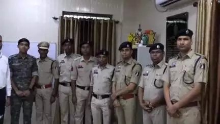 कोंडागांव: कोण्डागांव एसपी कार्यालय में पदोन्नति समारोह, नक्सल विरोधी अभियानों में उत्कृष्ट प्रदर्शन पर वीर जवानों को सम्मानित किया गया