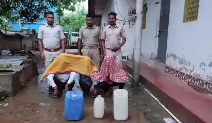 ହିନ୍ଦୋଳ: ଜିଲ୍ଲାର ବିଭିନ୍ନ ସ୍ଥାନରେ ଅବକାରୀ ବିଭାଗର ଚଢ଼ାଉରେ ୫ ଜଣ ମଦ ବ୍ୟବସାୟୀ ଗିରଫ