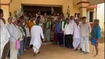 ಕುಂದಗೋಳ: ವಿವಿಧ ಬೇಡಿಕೆ ಈಡೇರಿಕೆಗೆ ರೈತ ಸಂಘದಿಂದ ಪಟ್ಟಣದಲ್ಲಿ ತಹಶೀಲ್ದಾರ್ ಮೂಲಕ ಸರ್ಕಾರಕ್ಕೆ ಮನವಿ ಸಲ್ಲಿಕೆ