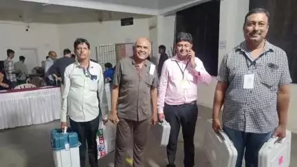 ભેસાણ: શહેરમાં પોલિંગ સ્ટાફ EVM-VVPAT ચૂંટણીલક્ષી સામગ્રી લઈ મતદાન મથક ખાતે પહોંચ્યો: પોલિંગ સ્ટાફ મતદાન મથક ખાતે રાતવાસો કરશે