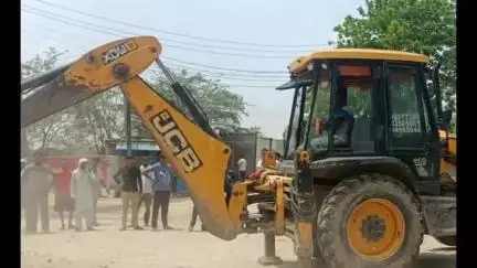 रानिया: गांव खारियां में सड़क किनारे अवैध खोखे लगाकर किया कब्जा, ड्यूटी मजिस्ट्रेट के नेतृत्व में जेसीबी से हटाया गया