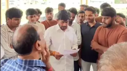 रतलाम नगर: रिजल्ट सुधार की मांग को लेकर ABVP ने स्वामी विवेकानंद कॉमर्स कॉलेज में किया प्रदर्शन, सौंपा ज्ञापन