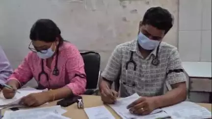 लाडपुरा: कोटा में रेजिडेंट डॉक्टर्स ने काली पट्टी बांधकर किया काम, जोधपुर में डॉक्टर की मौत पर कैंडल जलाकर दी गई श्रद्धांजलि
