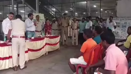 ধূপগুড়ি: মানুষ ও বণ্যপ্রাণীর সংঘাত রুখতে হলদিবাড়ি চা-বাগানে সচেতনতা শিবির করল বিন্নাগুড়ি রেঞ্জের বনকর্মীরা