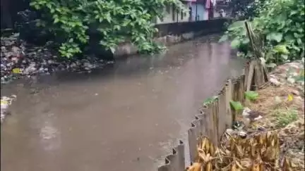 ব্যারাকপুর ২: নিকাশি সমস্যা সমাধানে শুরু হল ব্যারাকপুর পৌরসভার পক্ষ থেকে খাল সংস্কারের কাজ #jansamasya
