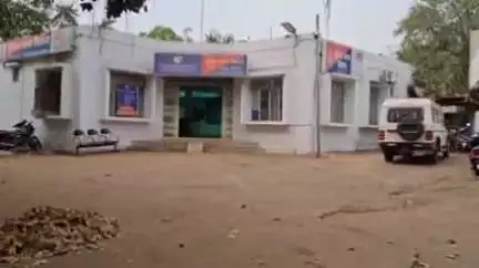 सिहोरा: सिहोरा में ईदगाह की दीवार के पास चोरी की योजना बना रहे तीन युवक हुए गिरफ्तार
