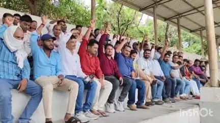 जमुई: श्री कृष्णा सिंह स्टेडियम के मैदान में आवास सहायकों ने वेतन की मांग को लेकर की बैठक, जताया विरोध