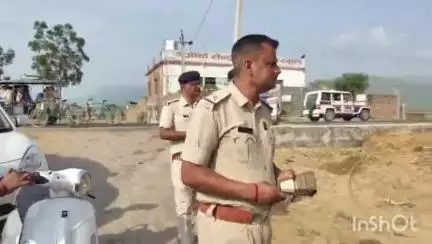 जमुई: पूर्णा खैरा में चोरी करने पहुंचे दो चोरों को ग्रामीणों ने पकड़ा, बिजली पोल में बांधकर पीटा; वीडियो हुआ वायरल
