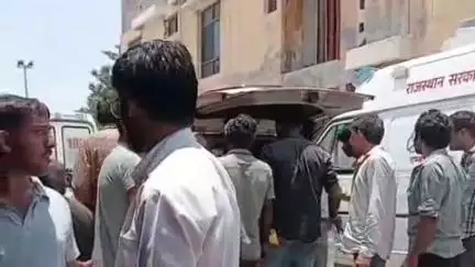 बाड़मेर: शिवकर गांव से बाड़मेर की तरफ आ रही बाइक असंतुलित होकर खेत की चारदीवारी से टकराई, 2 युवक घायल