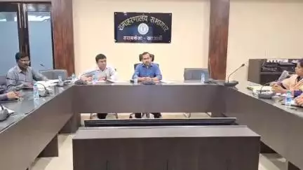 आदित्यपुर गम्हरिया: समाहरणालय सभागार में उपायुक्त ने की JSLPS के अंतर्गत संचालित योजनाओं की समीक्षा