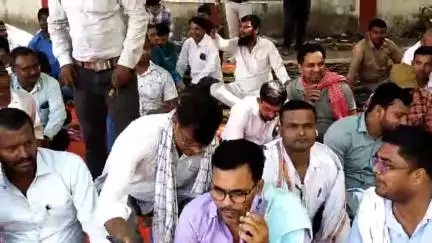 समस्तीपुर: महासंघ भवन में ग्रामीण आवास सहायकों की 16 सूत्रीय मांगों को लेकर हड़ताल दूसरे दिन भी जारी