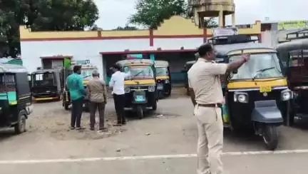 ಬೀಳಗಿ: ಪಟ್ಟಣದಲ್ಲಿ ಆಟೋ ಚಾಲಕರಿಗೆ ಖಡಕ್ ಎಚ್ಚರಿಕೆ ನೀಡಿದ ಪೊಲೀಸರು