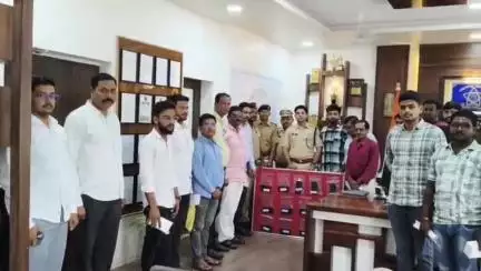 पोलीस अधीक्षक कार्यालयात गहाळ झालेल्या मोबाईल वाटपाचा कार्यक्रम