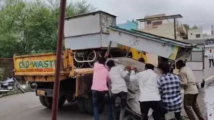 मंदसौर: माल गोदाम रोड स्थित साईं मंदिर के पास की गुमटियां नगर पालिका टीम ने की ज़ब्त