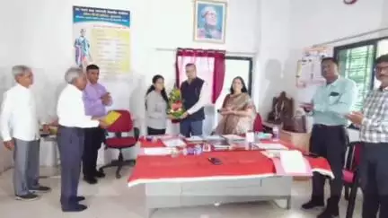अमरावती: मॉडेल डिग्री कॉलेजच्या विद्यार्थीनींची टी.सी.एस.कंपनीमध्ये निवड; कुलगुरू डॉ.मिलींद बारहाते यांच्या हस्ते सत्कार
