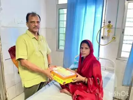शिवहर: सदर अस्पताल में सिविल सर्जन ने प्रसूति महिलाओं को जच्चा बच्चा किट किया वितरित
