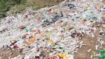 मुंगेली: रेहुंटा में खुले में फेंका जा रहा बायोमेडिकल वेस्ट, नियमों की उड़ रही धज्जियां