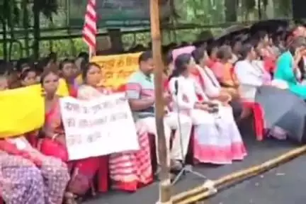 कांके: राजभवन के पास रिम्स-2 के लिए हो रहे ज़मीन अधिग्रहण के विरोध में ग्रामीणों ने दिया धरना