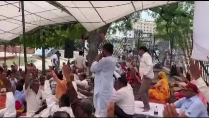 सांगानेर: शहीद स्मारक पर अनिश्चितकालीन धरने पर बैठे पैराटीचर्स