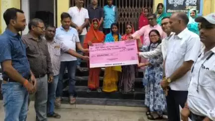 बलिया: व्यापार मंडल परिसर स्थित सहकारिता बैंक की बलिया शाखा द्वारा जीविका महिला समूह को ऋण देने की शुरुआत