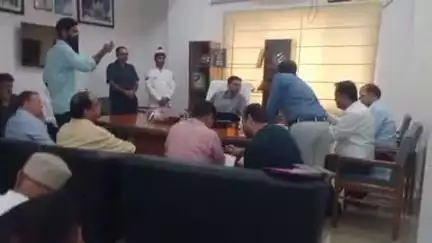 ऋषिकेश: डीएम ने ट्रांजिट कैंप में विभिन्न विभागों के अधिकारियों की बैठक ली, चार धाम यात्रा को लेकर की समीक्षा