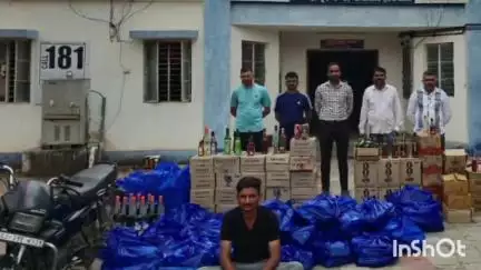 રાપર: ચામુંડાનગર વિસ્તારમાં દારૂના કટીંગ સમયે લોકલ ક્રાઇમ બ્રાન્ચની ટીમે એકને ફોર્ચ્યુનર કાર સહિત 7 લાખના દારૂ બિયરના ઝડપ્યો