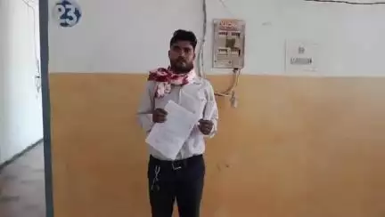बड़ागांव धसान: बड़ागांव का व्यक्ति फिर पहुंचा कलेक्ट्रेट, एम पी डब्लू देशराज सिंह घोष पर ठगी का आरोप लगाया