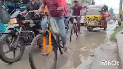 शंभूगंज: शंभूगंज बाजार में बारिश से सड़क जलमग्न, नाला न होने से दुकानों में घुसा पानी