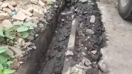 चंदेरी: चंदेरी नगर पालिका क्षेत्र में सफाई कर्मचारियों की लापरवाही से टूटी नालियां, कौन है जवाबदेह?