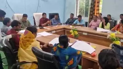 सारठ: ज़िला अधिकारी व BDO ने प्रखंड के BLO और सुपरवाइजर को बूथों का नजरी नक्शा तैयार करने का दिया निर्देश