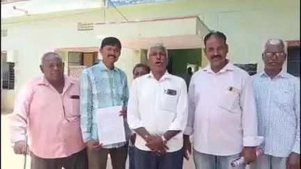 నిజామాబాద్ రూరల్: నకిలీ విత్తన వ్యాపారులపై చర్యలు తీసుకోవాలని జక్రాన్ పల్లి లో అఖిల భారత రైతు ఐక్య సంఘం డిమాండ్