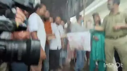 রাজারহাট: এসএসসি-র নতুন ফর্ম ফিলাপ করতে রাজি না হয়ে সল্টলেকে চাকরিহারা শিক্ষকদের বিক্ষোভ