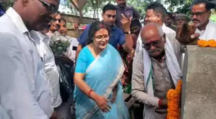 मधेपुर: मधेपुर में परिवहन मंत्री शीला मंडल ने तीन सड़कों का शिलान्यास किया