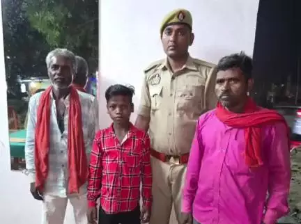 राजातालाब: भटके हुए बच्चे की मददगार बनी रोहनिया पुलिस, बेटे को सकुशल देख पिता के छलके आंसू, पुलिस को दिया धन्यवाद